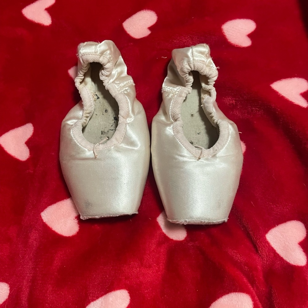 Worn ballet shoes 🩰 Used ballerina shoes 🩰 Dead pointe shoes 🩰